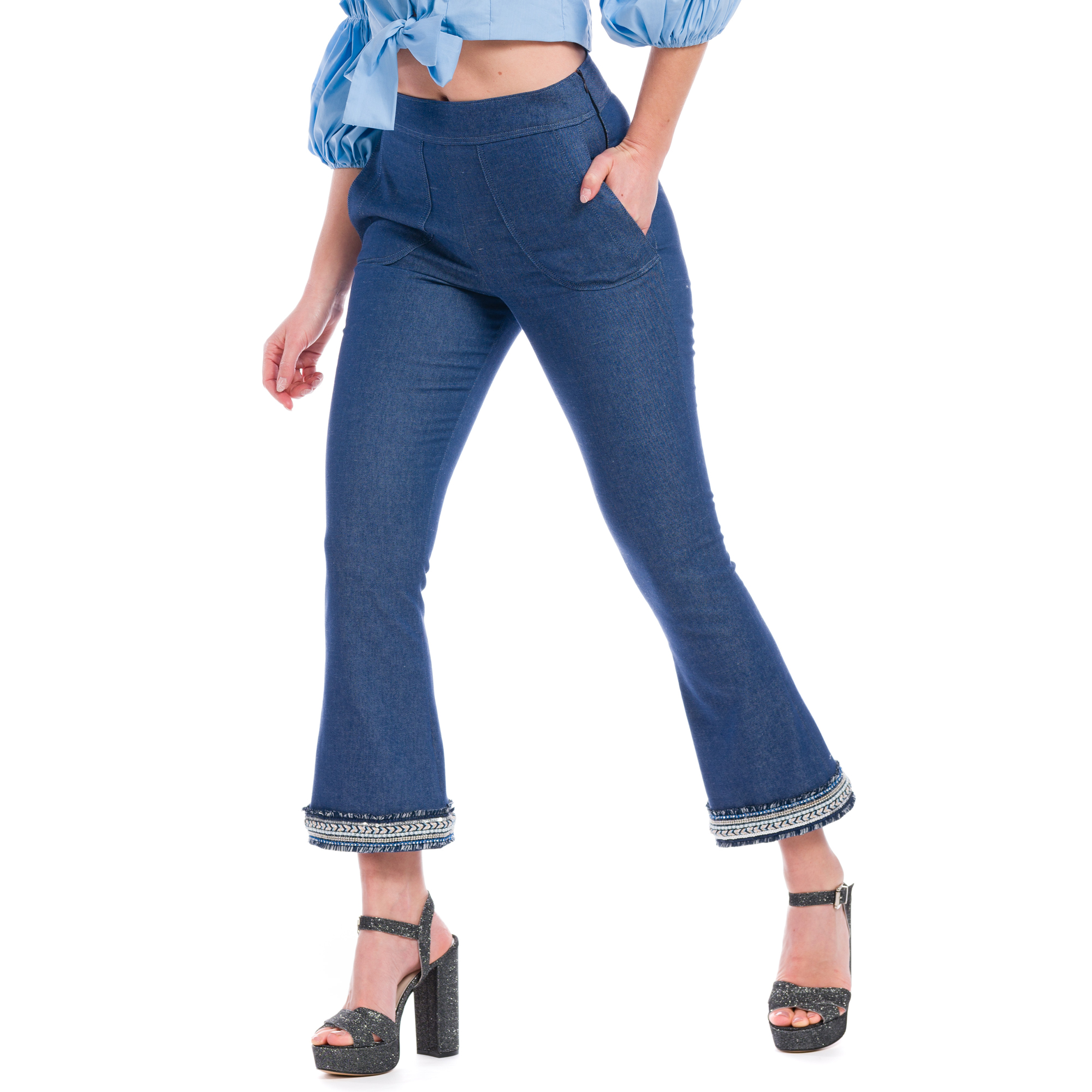 Jeans donna eleganti estivi in cotone elasticizzato svasati con  applicazioni all'orlo – EVAeM Milano